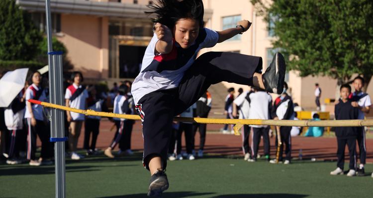 跑道中的跑步技巧（如何正确利用跑道加强身体锻炼）