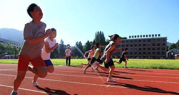 如何正确跑步——小学生400米跑步技巧（科学训练）