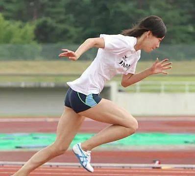 五十米跑步训练技巧（如何提高速度和耐力）