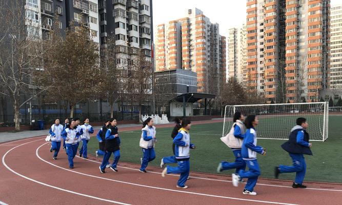 田径400米跑步技巧（从呼吸控制到身体协调）
