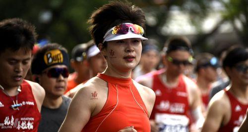 马拉松训练指南（掌握马拉松训练方法和技巧）