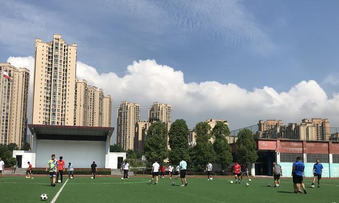 如何学会足球侧身跑步技巧（掌握足球侧身跑步技巧的关键点）