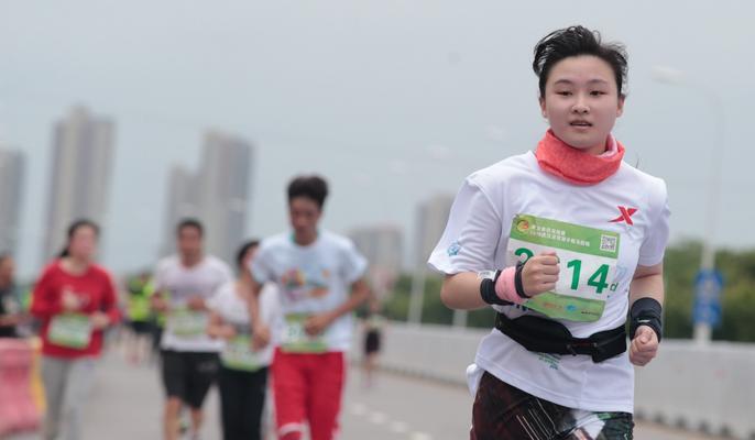 马拉松跑姿与技巧全攻略（练习正确跑姿）