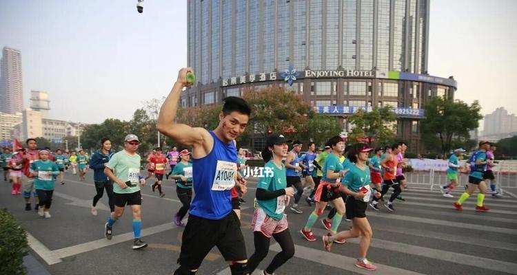 马拉松中长跑技巧教学（让你跑得更远更快——跑步）
