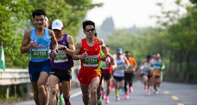 马拉松起跑技巧与准备（全面掌握马拉松起跑关键技巧）