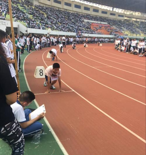 六年级女生400米跑步技巧（从起跑、转弯到终点）