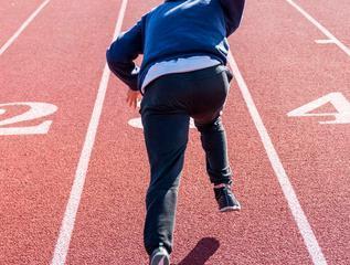 小学生如何成功跑过40米赛道（掌握正确的跑步姿势和呼吸方式）