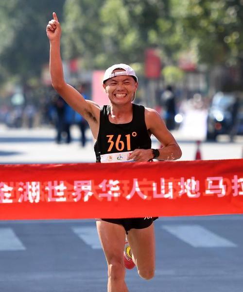 马拉松比赛中的奔跑技巧有哪些？如何提高比赛成绩？