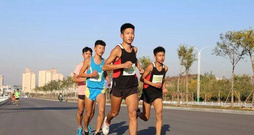 马拉松选手的跑步技巧是什么？如何提高长跑效率？
