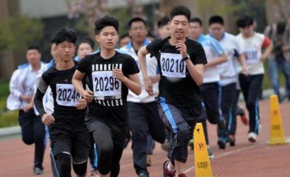 跑步时如何正确地让脚落在身体正下方？掌握这个技巧有什么好处？