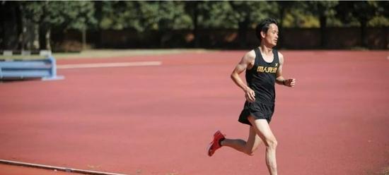 马拉松选手的跑步技巧有哪些呢？如何提高长跑表现？