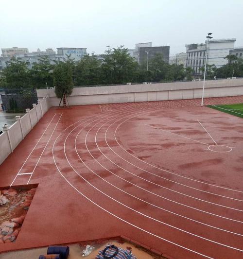 下雨后上跑道跑步技巧是什么？如何避免滑倒受伤？