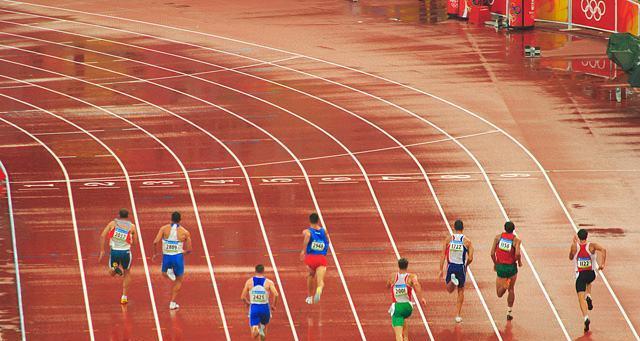 小学生两圈200米跑步技巧题目是什么？如何有效提高成绩？