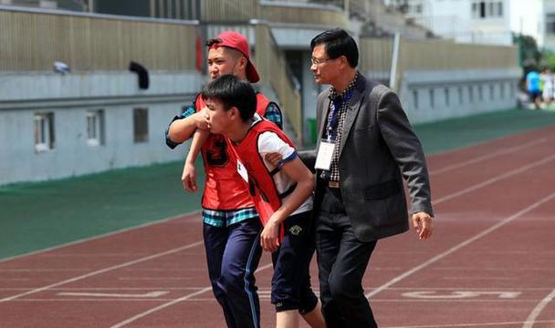 体测1000米跑步技巧前应该吃什么？如何通过饮食提高跑步表现？