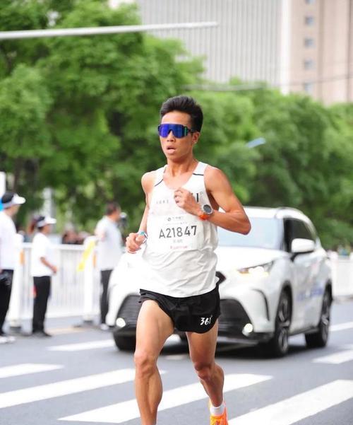 马拉松垂直跑步技巧动作要领是什么？如何提高跑步效率？
