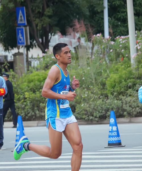 马拉松长跑比赛有哪些技巧和方法？如何有效提高比赛成绩？