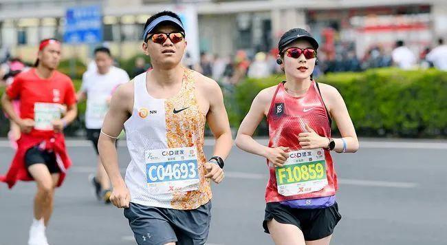女生如何实现两公里跑配速5分钟？掌握哪些技巧能提高跑步效率？
