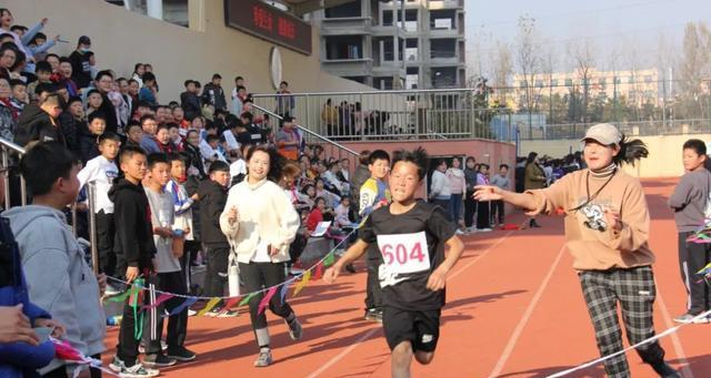 四百米跑步技巧小学生六年级教案有哪些？如何进行有效反思？