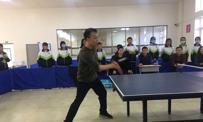 乒乓球背面击球技巧教学？如何提高背面击球的准确性和力量？