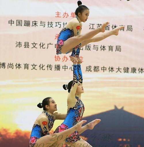 初中生踢足球赛获胜的基本技巧是什么？如何训练提高比赛技巧？