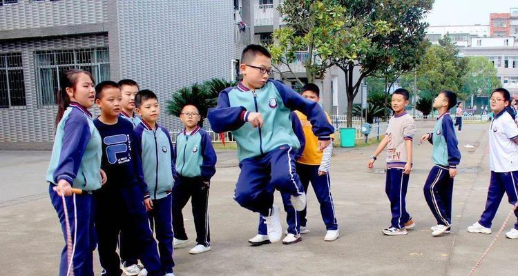 足球不规则绕杆技巧有哪些？如何有效提高绕杆速度？