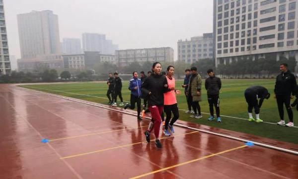 足球裁判比赛技巧有哪些？如何提高裁判水平？