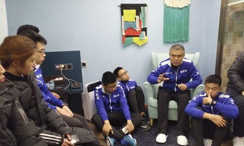 足球裁判的技巧和方法有哪些？如何提高裁判水平？