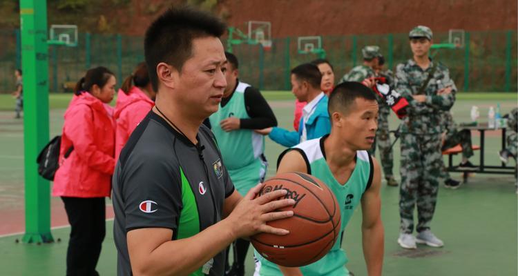 足球裁判的解析技巧是什么？如何准确判断比赛中的犯规行为？