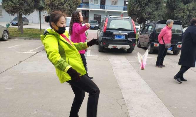 足球裁判鸣哨发球技巧是什么？如何正确掌握？