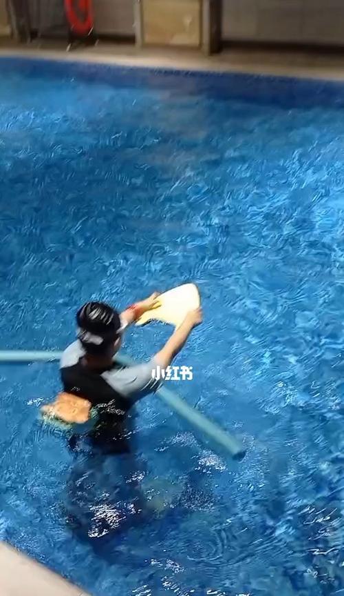 游泳换气时为什么会往下沉？如何解决？
