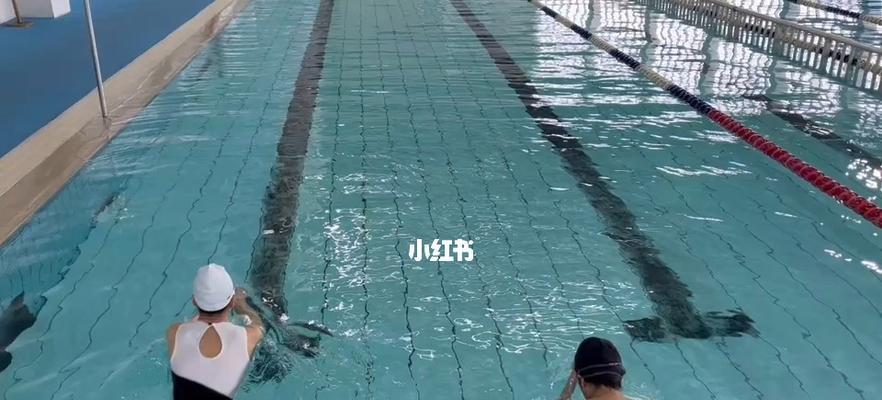游泳换气腿部下沉的原因及解决方法（游泳中的腿部下沉问题研究）