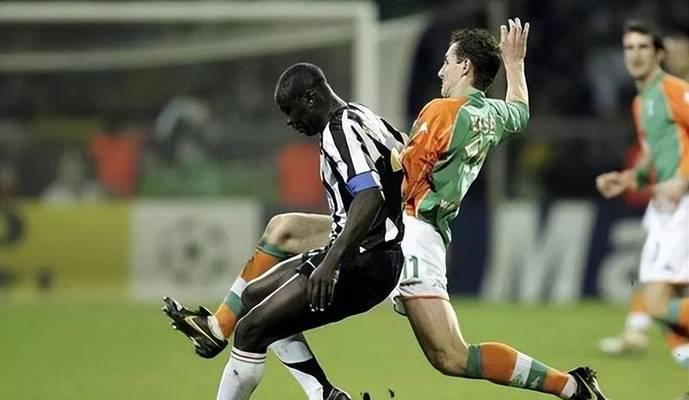 青少年后卫的防守技巧详解（以足球技巧为主）