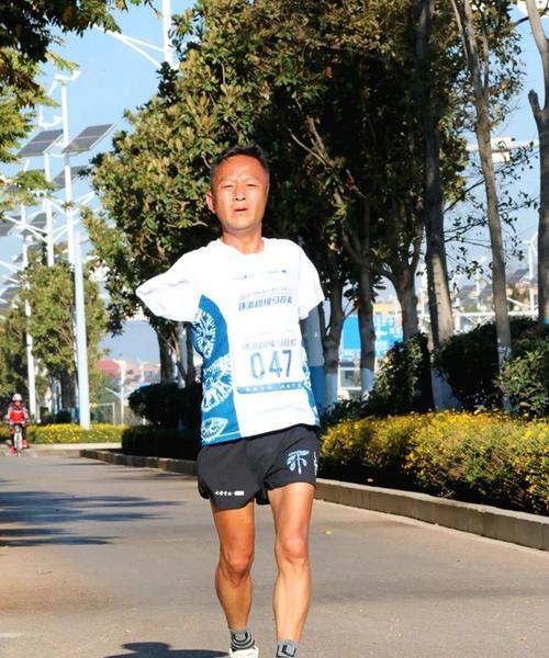 一般人跑马拉松有什么技巧？如何有效训练准备？