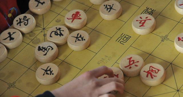 象棋技巧大全（24个口诀助你提高棋艺）