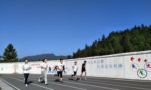 跑步的技巧动作描写是什么？如何正确执行跑步动作？