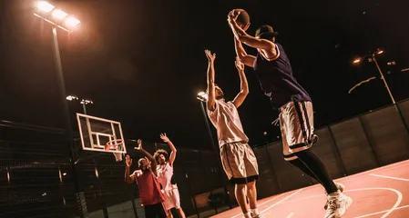 篮球场上实用的小技巧有哪些？如何快速提高篮球技能？