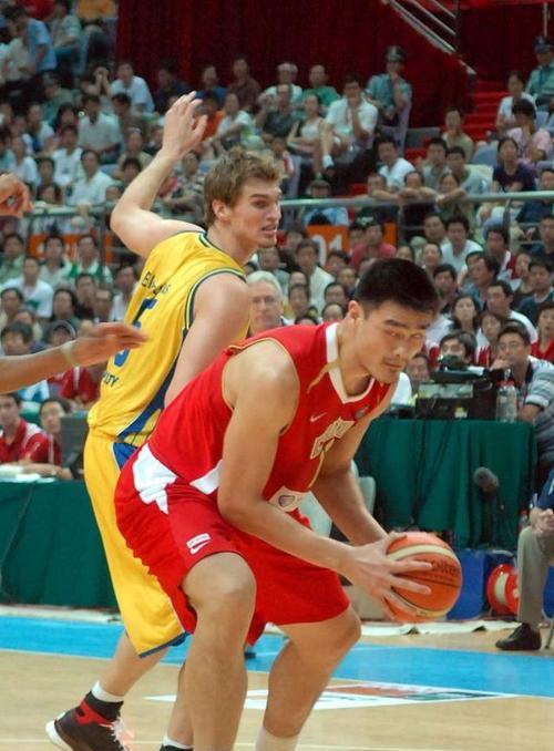 掌握篮球技巧，从肩膀划过（技巧分解）