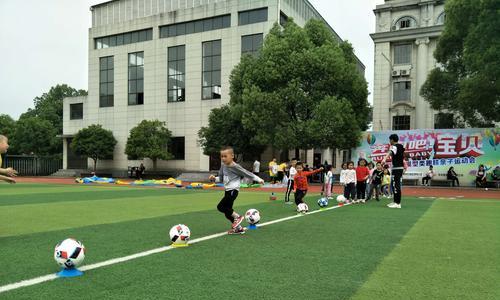 掌握7人足球比赛的技巧（从防守到进攻）