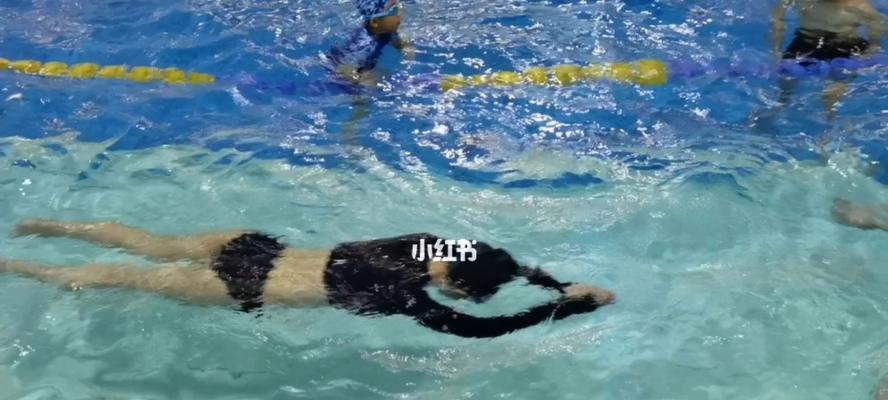 如何提高蛙泳换气频率（掌握正确的呼吸技巧让你游得更快）