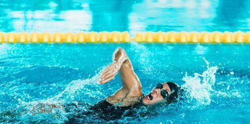 自由泳换气困难的原因与解决方法（掌握正确的呼吸节奏）