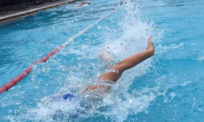 自由泳换气老是连着身体翻怎么办？如何改善？