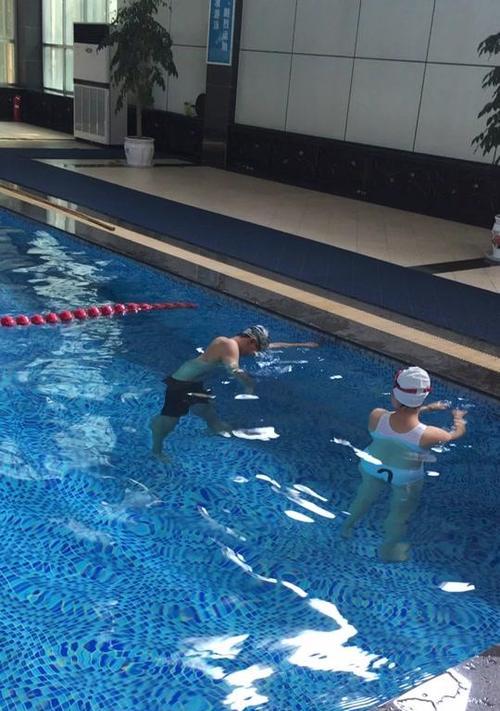 自由泳换气技巧：先转身还是先抬手？如何正确执行？