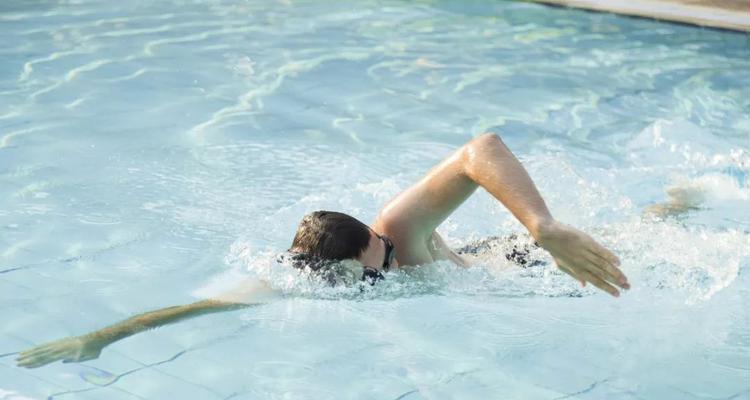 自由泳换气总是喝水怎么办？如何正确换气避免呛水？