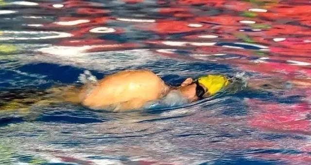 掌握200米自由泳换气技巧（以口诀为助手）