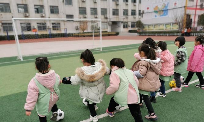 如何边跑边射门——足球技巧剖析（掌握运动规律）