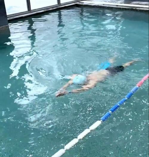 蛙泳换气下沉全解析（掌握正确的呼吸技巧）